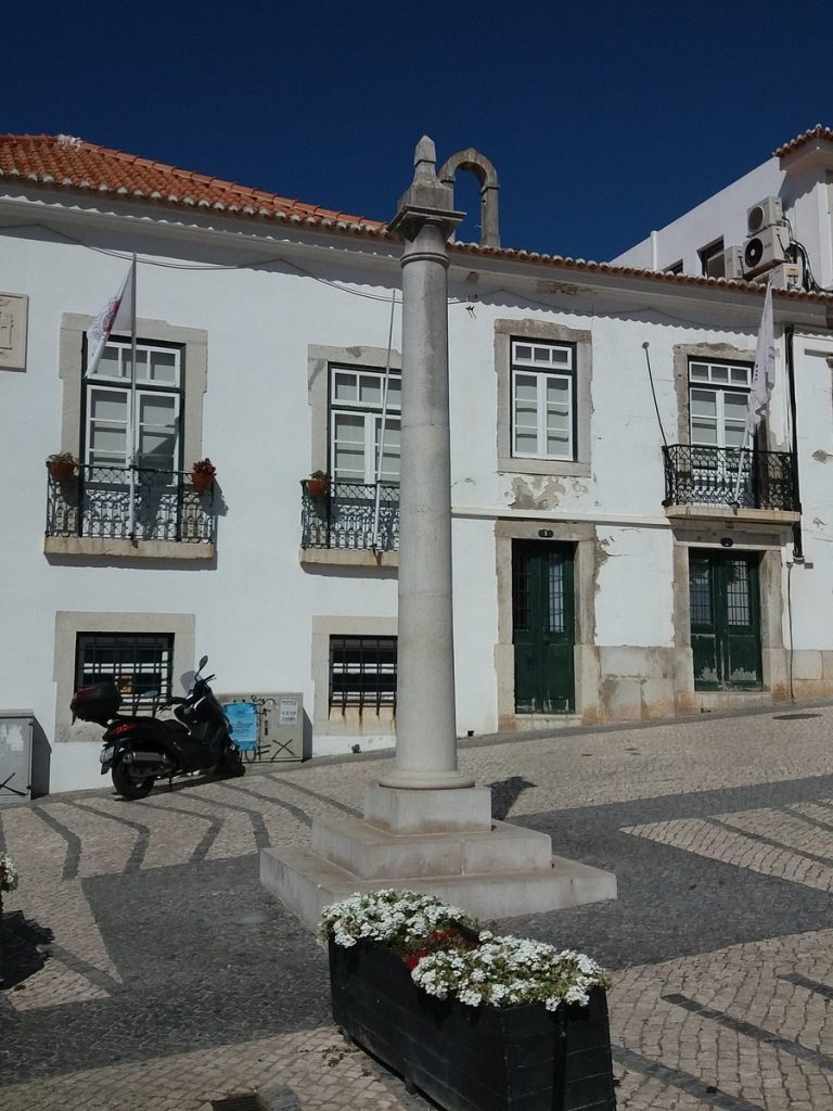 pelourinho de sesimbra 768x1024